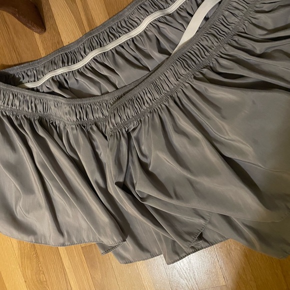 Gray bed Skirt - Picture 4 of 4